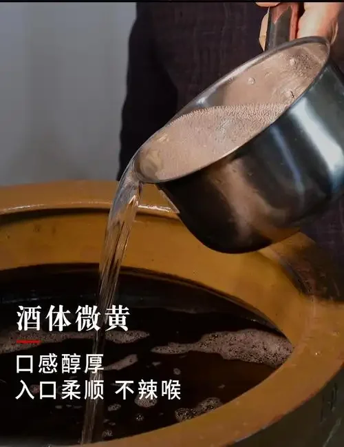 酿酒师工作台特写：散白酒与品酒杯在自然光下，旁边是手写品酒笔记，背景为传统酿酒工具。_1