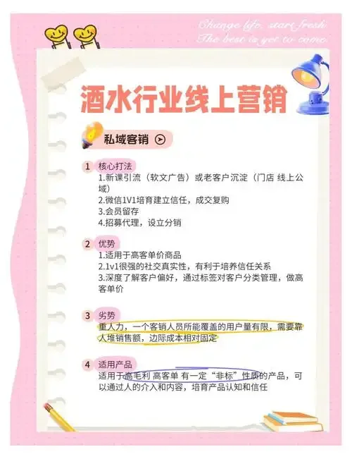 酿酒师在传统车间分享白酒营销心得，背景为陶坛与柔光，营造专业可信赖氛围_1