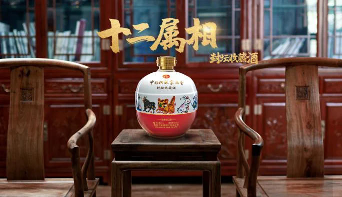 酱香酒酿造现场：传统老师傅与现代技术员共同工作的场景，展现行业传承与标准化发展。_1