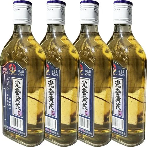 党参和黄芪浸泡在透明玻璃罐的琥珀色酒液中，展示家庭自制养生药酒的细节。_1