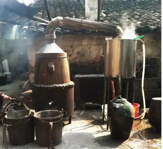 农村小作坊酿酒场景：酿酒师在自家院子里操作小型设备，展现手工酿酒的质朴与专注_1