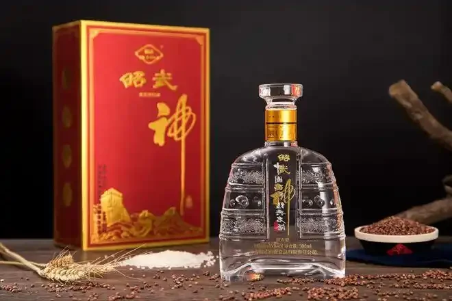 张掖本地特色白酒与河西走廊、祁连山背景的质感摄影，展现酒与风土的紧密联系_1
