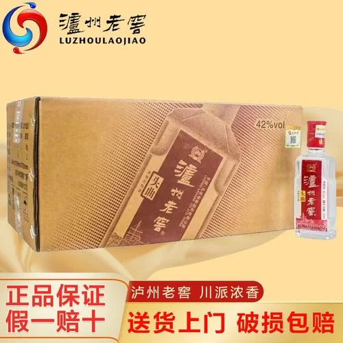 泸州传统酒窖内景，古朴的陶坛整齐排列，氛围宁静而神秘，展现了窖藏白酒的储存环境。_1