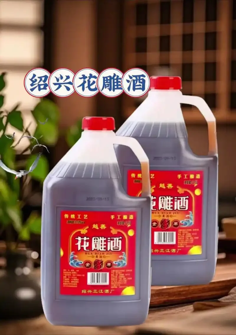 花雕酒酿造过程展示：浸泡的糯米、蒸饭、加曲及传统酒坛_1