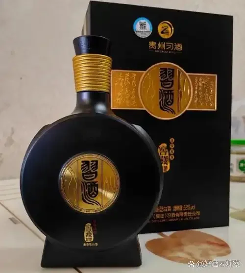 酱香型白酒在传统白瓷杯中挂杯的微距特写,展示其油润、粘稠的酒体质感。_1