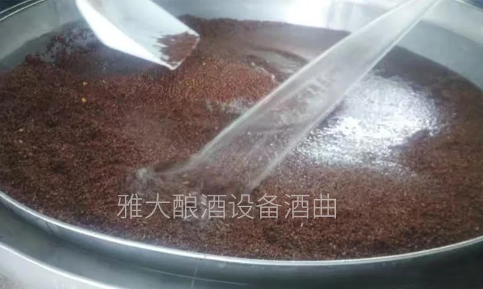 土法酿造高粱酒场景：老师傅查看陶缸发酵，旁边是竹簸箕和待蒸的紫红高粱，土灶上蒸锅冒着蒸汽。_1