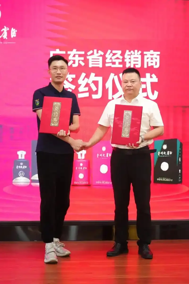 贵州财富酿酒集团传统酿酒车间内景，酿酒师正在操作_1