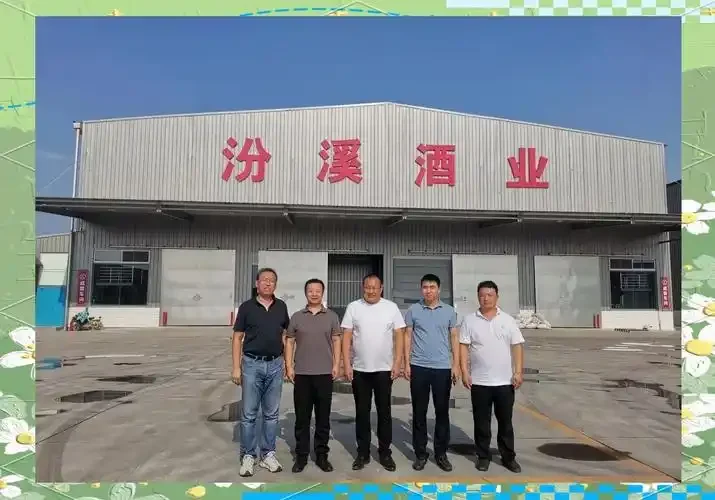 专业技术人员在实验室使用高效液相色谱仪检测白酒样品_1