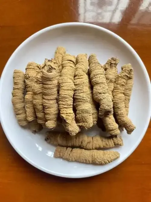 巴戟天与多种药材在玻璃罐中浸泡的养生酒，酒液呈琥珀色，药材清晰可见_1