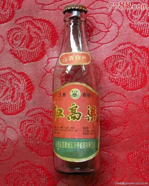 94年山西吕梁红高粱酒酿造场景：陶坛、红高粱与酿酒师傅的手_1