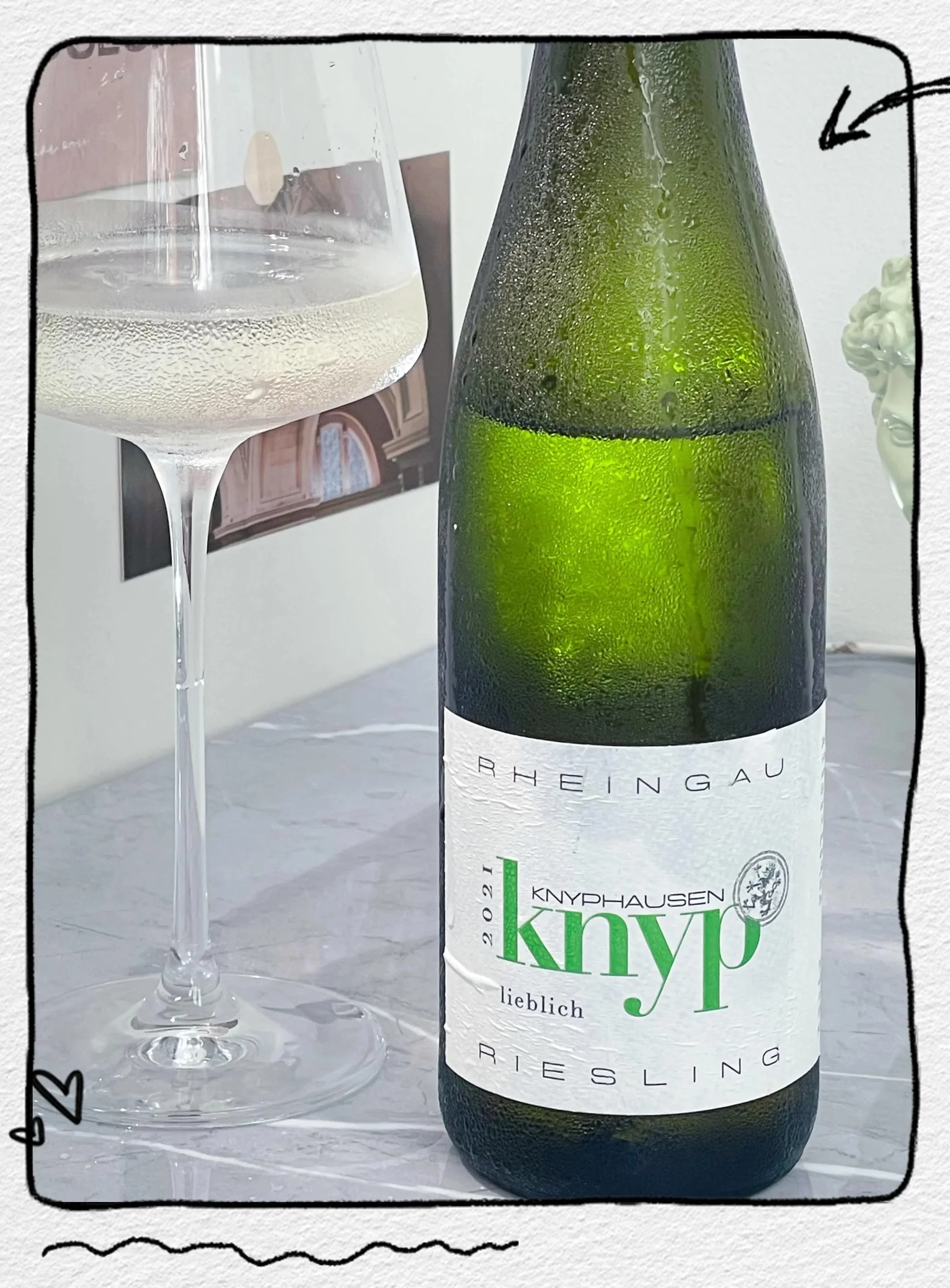 家庭酿造雷司令半甜白葡萄酒：透明发酵罐中的淡金色酒液与新鲜雷司令葡萄_1