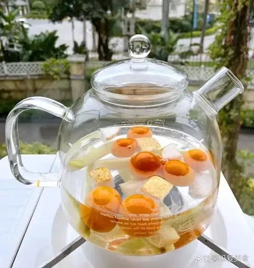 玛卡与冰糖在玻璃瓶中浸泡，呈现琥珀色酒液的细节特写_1