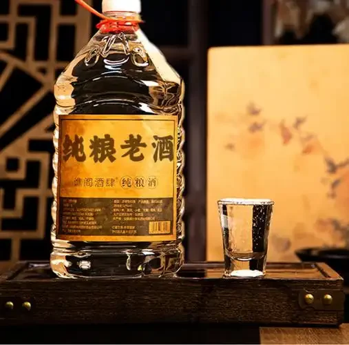 老师傅在农家院落里，用传统方法酿造纯粮食酒，面前是各种酿酒粮食和发酵陶缸_1