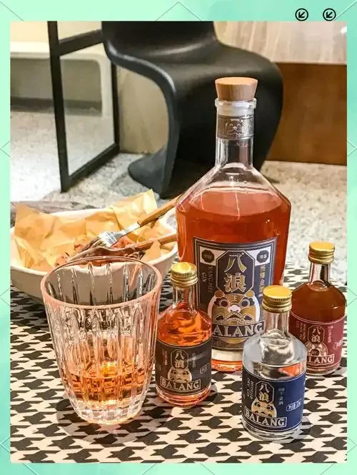 金酒调酒配方展示：金汤力、马提尼等多款经典鸡尾酒，与调酒工具和草本植物一同摆放_1