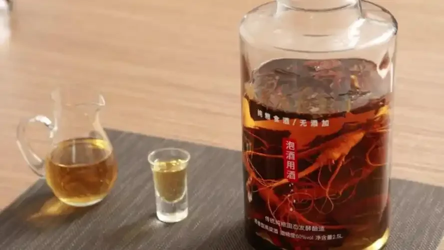 瓶中泡有鹿茸切片的自制鹿茸酒特写，旁边摆有鹿茸原料和小秤_1