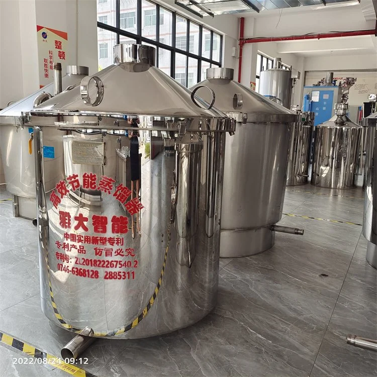 酿酒师在作坊中操作不锈钢烤酒设备进行蒸馏，蒸汽升腾，旁边是接酒的陶坛。_1