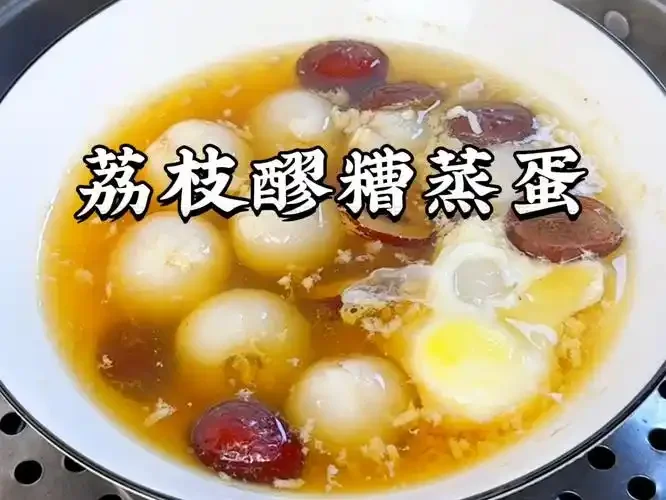 甜酒酿制作材料准备：糯米、酒曲、玻璃容器和蒸锅在厨房桌面上的摆放展示_1