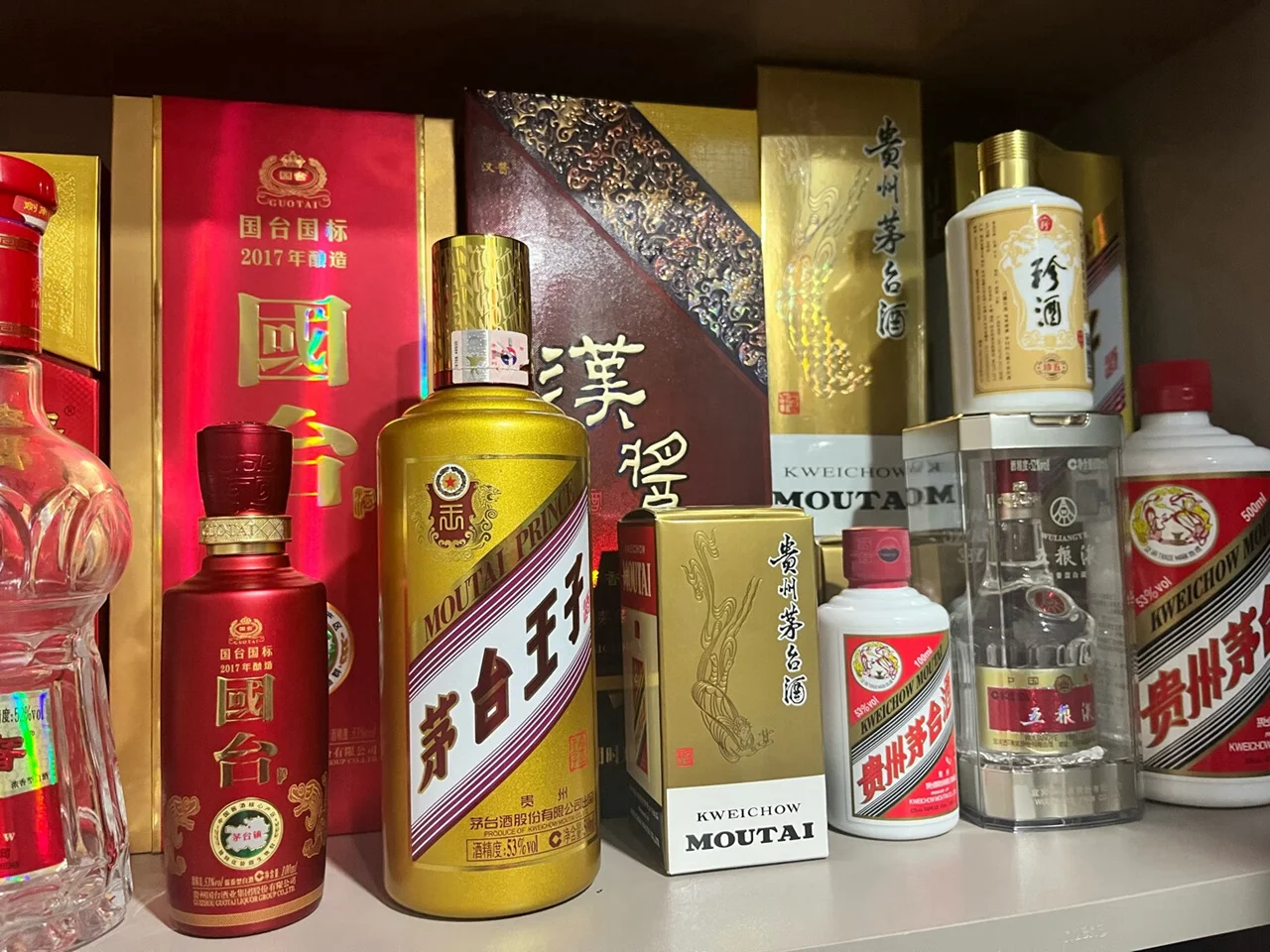 资深酿酒师在家庭酿酒坊中检查蒸煮后的高粱，讲解酱香酒酿造第一步的关键_1
