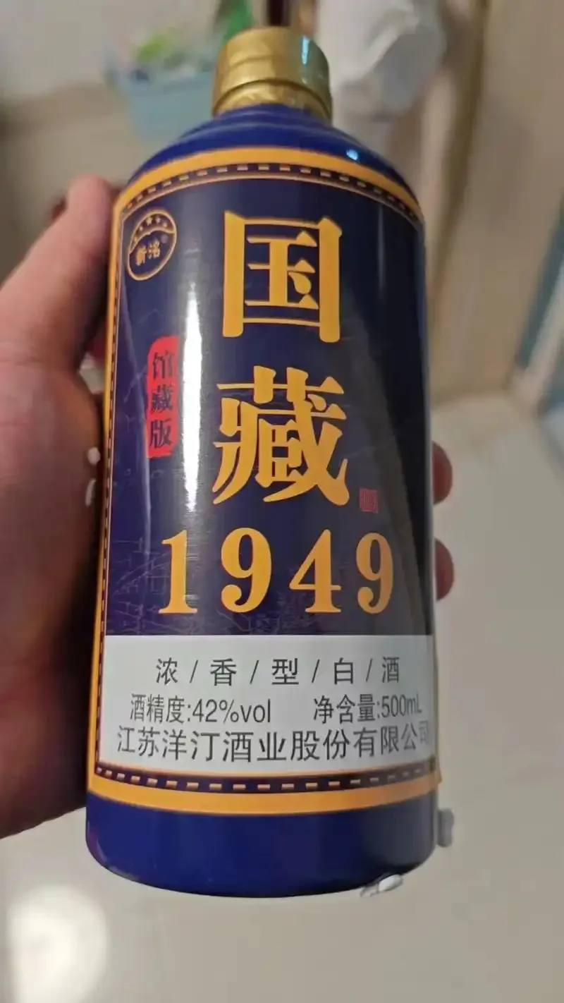 一瓶在柔和光线下展示的1618国藏酒，旁边配有专业品酒杯，呈现出高端白酒的质感与氛围。_1