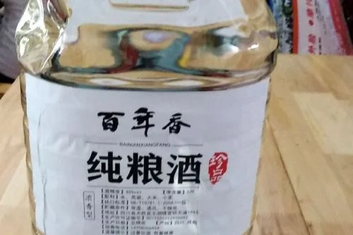 红高粱与金玉米原料对比，及对应的高粱酒与包谷酒成品酒体展示_1