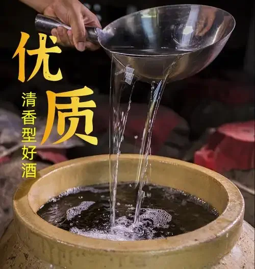 专业酿酒师展示正在浸泡中的高粱酒，玻璃罐内高粱清晰，色泽诱人_1