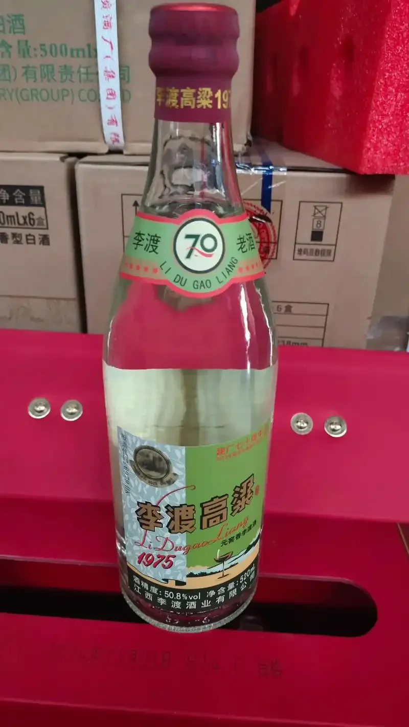 酿酒师正在从酒坛中舀出纯粮高粱酒，展示传统酿造过程_1