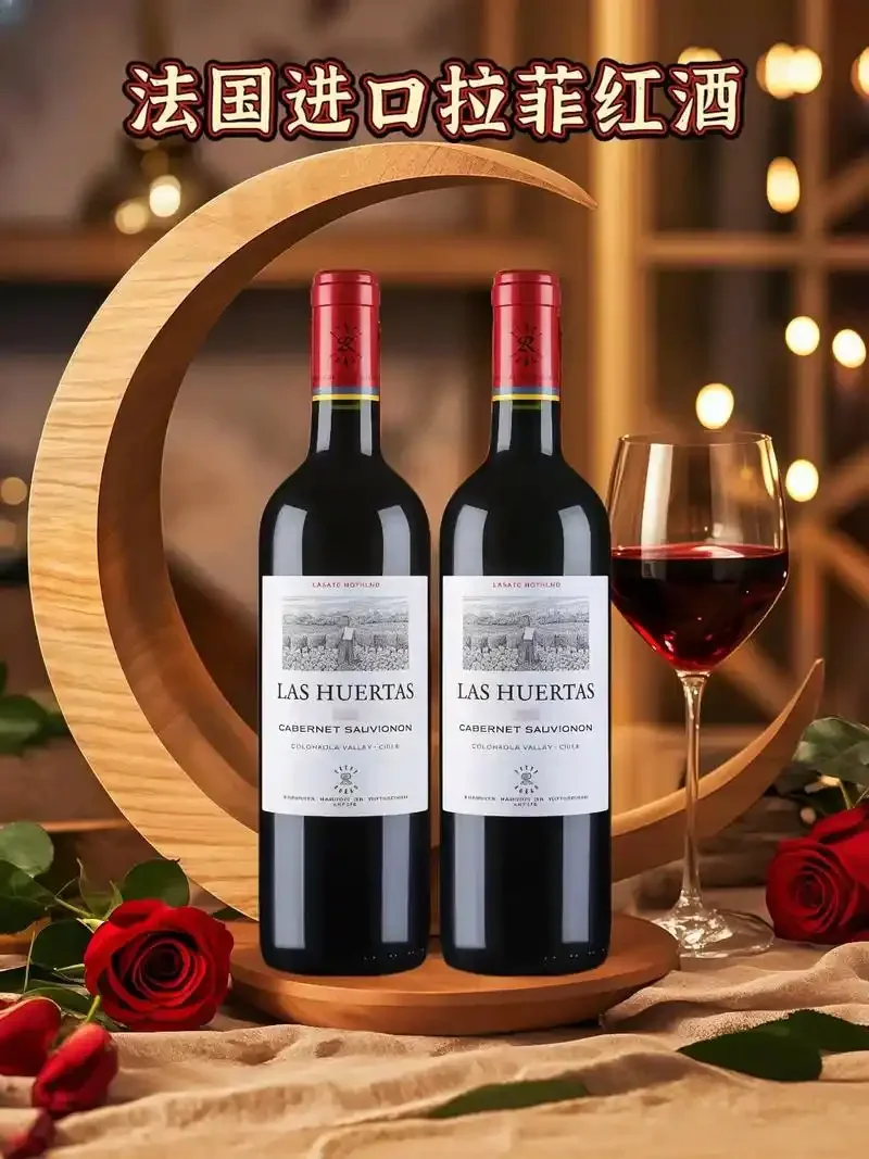 一瓶1982年份拉菲古堡正牌红酒在酒窖暖光下的特写，旁边有象征价格与时间的标签_1