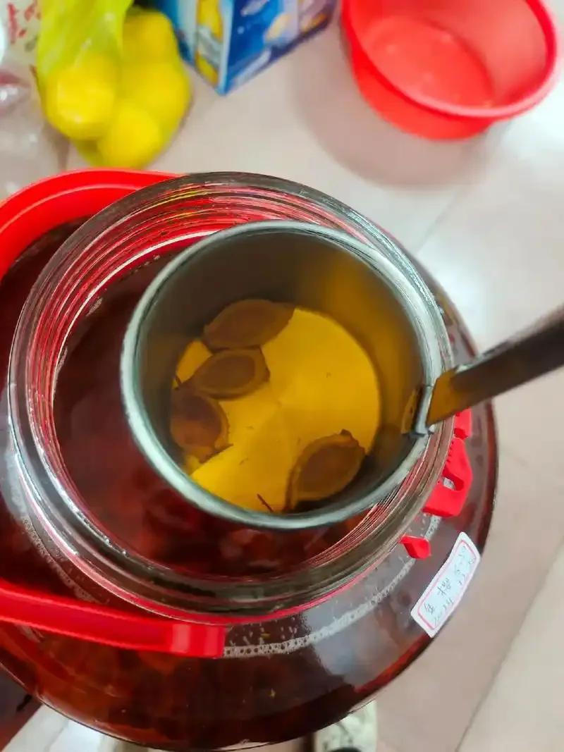 酿酒师挑选金樱子果实：成熟与未成熟果实的对比_1