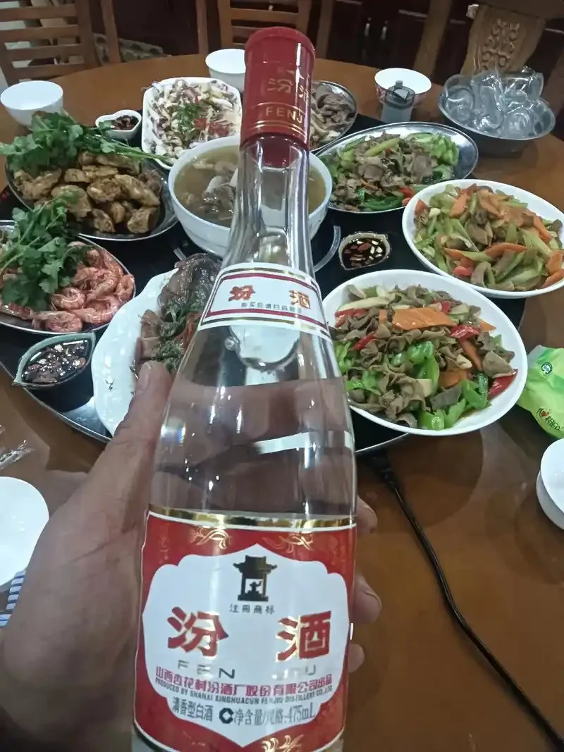家庭小型白酒酿造发酵过程特写：透明发酵罐中的酒醅与精选原料_1