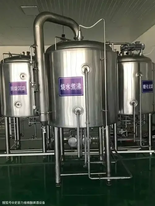 泉州小型精酿啤酒工坊内，酿酒师正在操作不锈钢酿造设备检查工艺流程_1