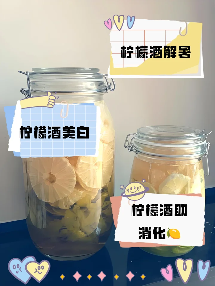 玻璃罐中柠檬片与冰糖在金黄色酒液中浸泡的特写，展现家庭自制柠檬冰糖酒的诱人状态。_1