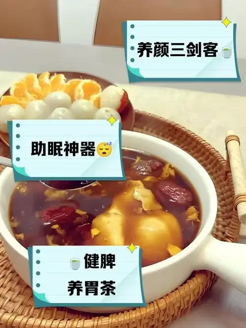 生姜枸杞泡酒成品高清图：透明玻璃瓶中金黄色酒液与生姜片、红枸杞_1