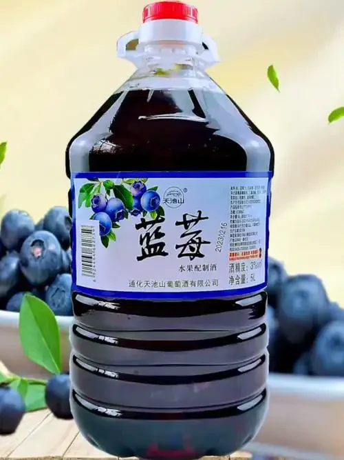 蓝莓泡酒制作过程图：透明玻璃罐中按比例放入蓝莓、冰糖和白酒，展示家庭自酿的黄金配比。_1