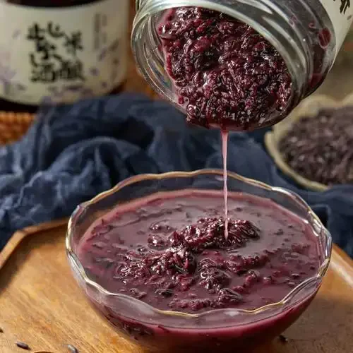 一碗成功发酵的紫米酒酿特写，米粒饱满，酒汁清澈，展示家庭手工制作的成果。_1