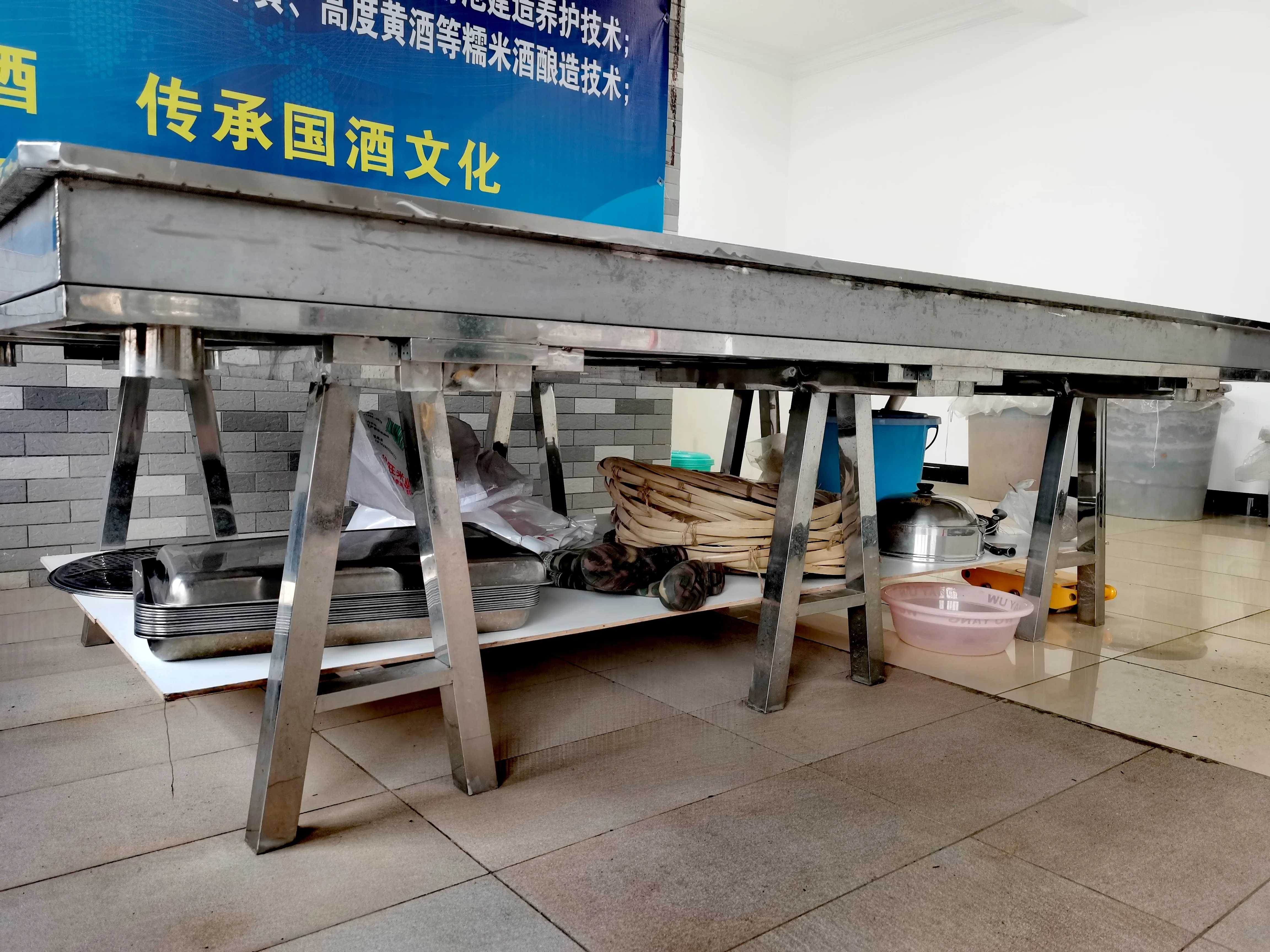 家庭厨房中正在工作的不锈钢小型煮酒设备，蒸汽冷凝成酒滴_1