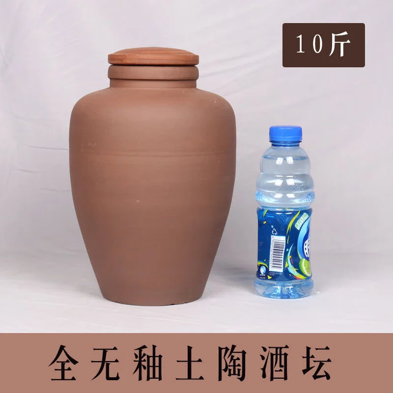 一只用于储酒的50斤陶瓷酒坛特写，旁边配有坛盖、蜂蜡和高粱，展示酿酒容器的选择与准备。_1