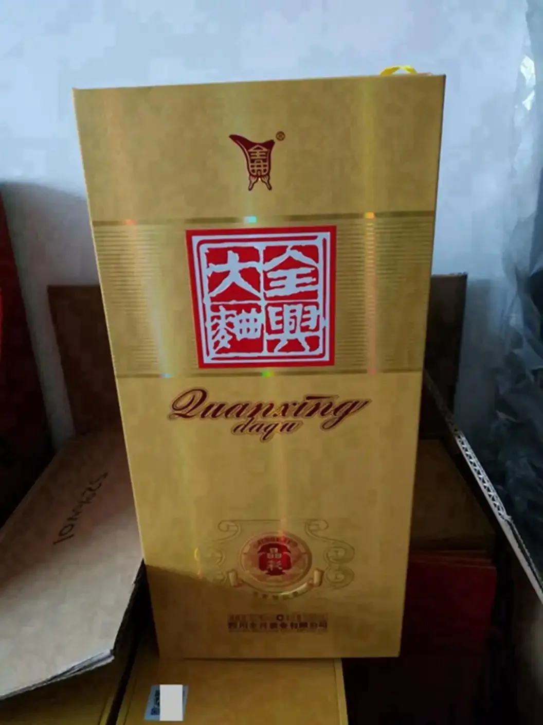 便宜纯粮食酒与包装华丽白酒的对比鉴别图，展示酒液清澈度与酒花状态_1
