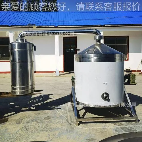 现代不锈钢电蒸酒设备在酿酒车间中安静运行，展示其清洁和易于操作的特点_1