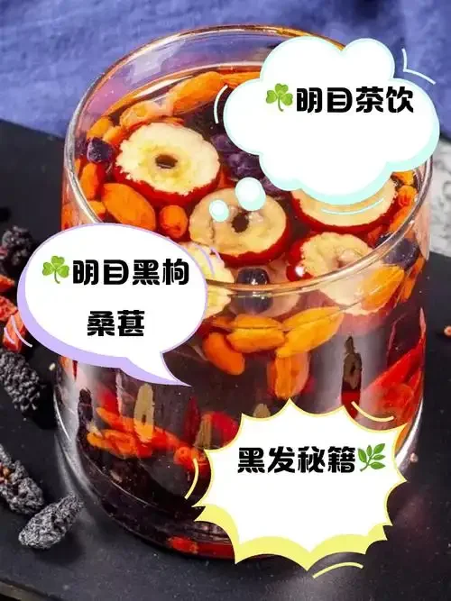 一杯清澈的深紫红色黑枸杞酒与散落的黑枸杞果，展示自制黑枸杞酒的诱人色泽与天然原料。_1