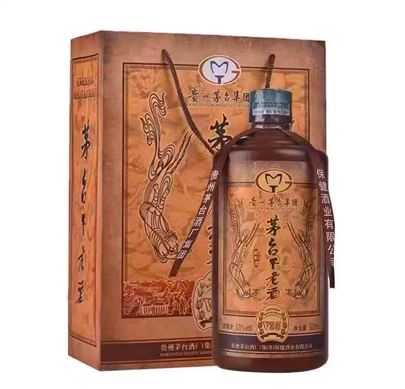 酿酒师正在仔细鉴别整箱茅台镇酒的真伪，重点展示外箱封条和印刷细节_1