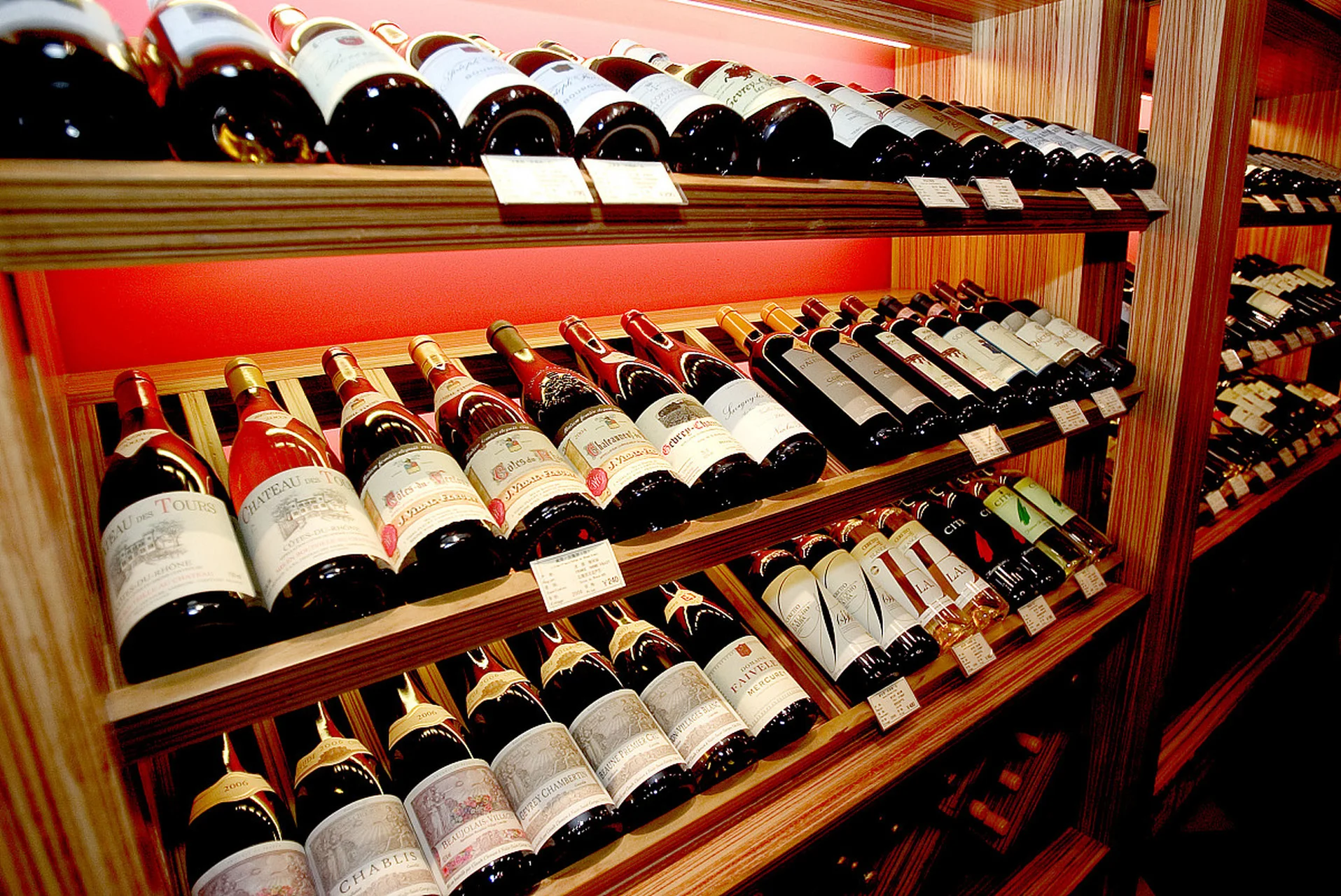 家庭酒柜中红酒正确存放示例：恒温恒湿，平放于酒架_1