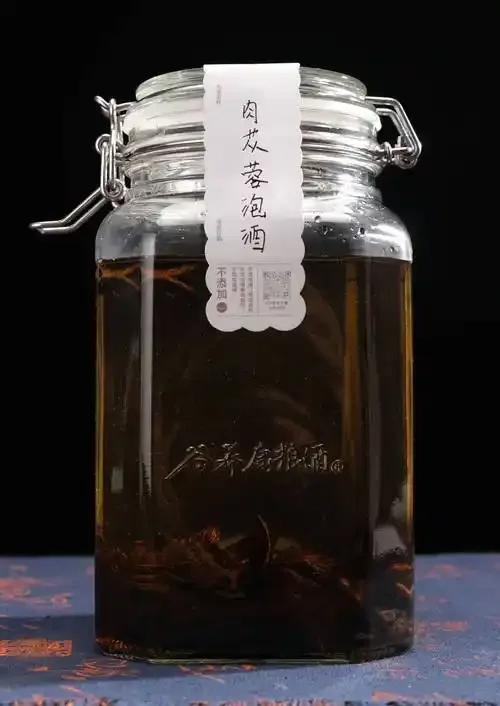 浸泡着枸杞、当归、黄芪等中药材的透明琥珀色药酒，置于古朴木桌上_1