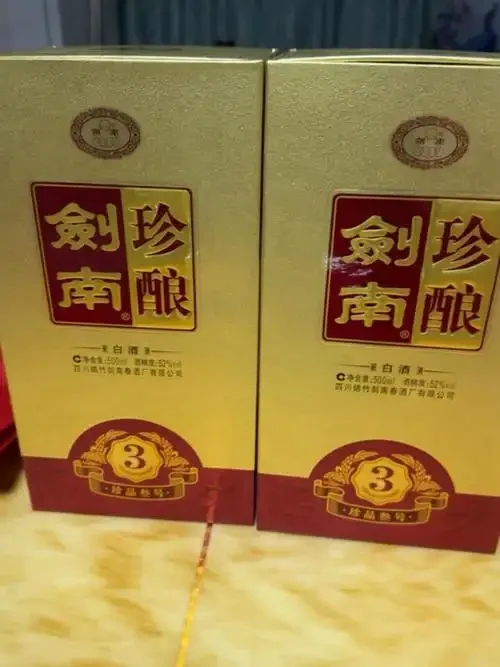 酿酒师手持纯粮白酒杯与粮食原料的特写，展现纯粮酒的原料本质与专业品鉴_1