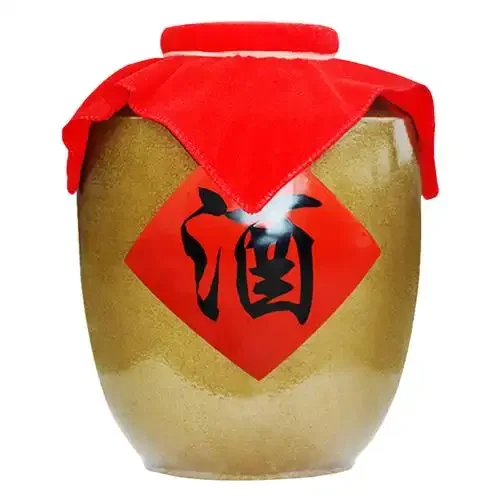 酿酒师正在向传统土陶酒坛中装入刚蒸出的酱香型酒醅，背景为传统酿造工坊_1