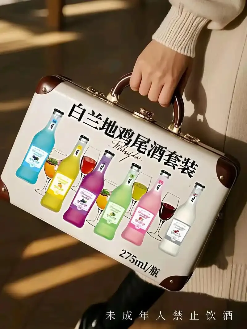 调酒师正在调制以白酒为基酒的鸡尾酒_1