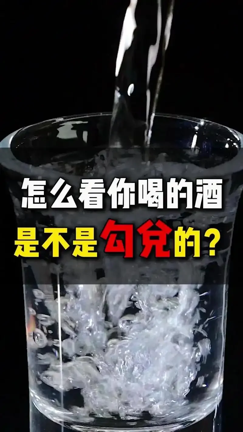 传统白酒酿酒师正在仓库中进行精细的勾调操作，从不同陶坛中取用基酒，展现白酒勾调的匠心工艺。_1