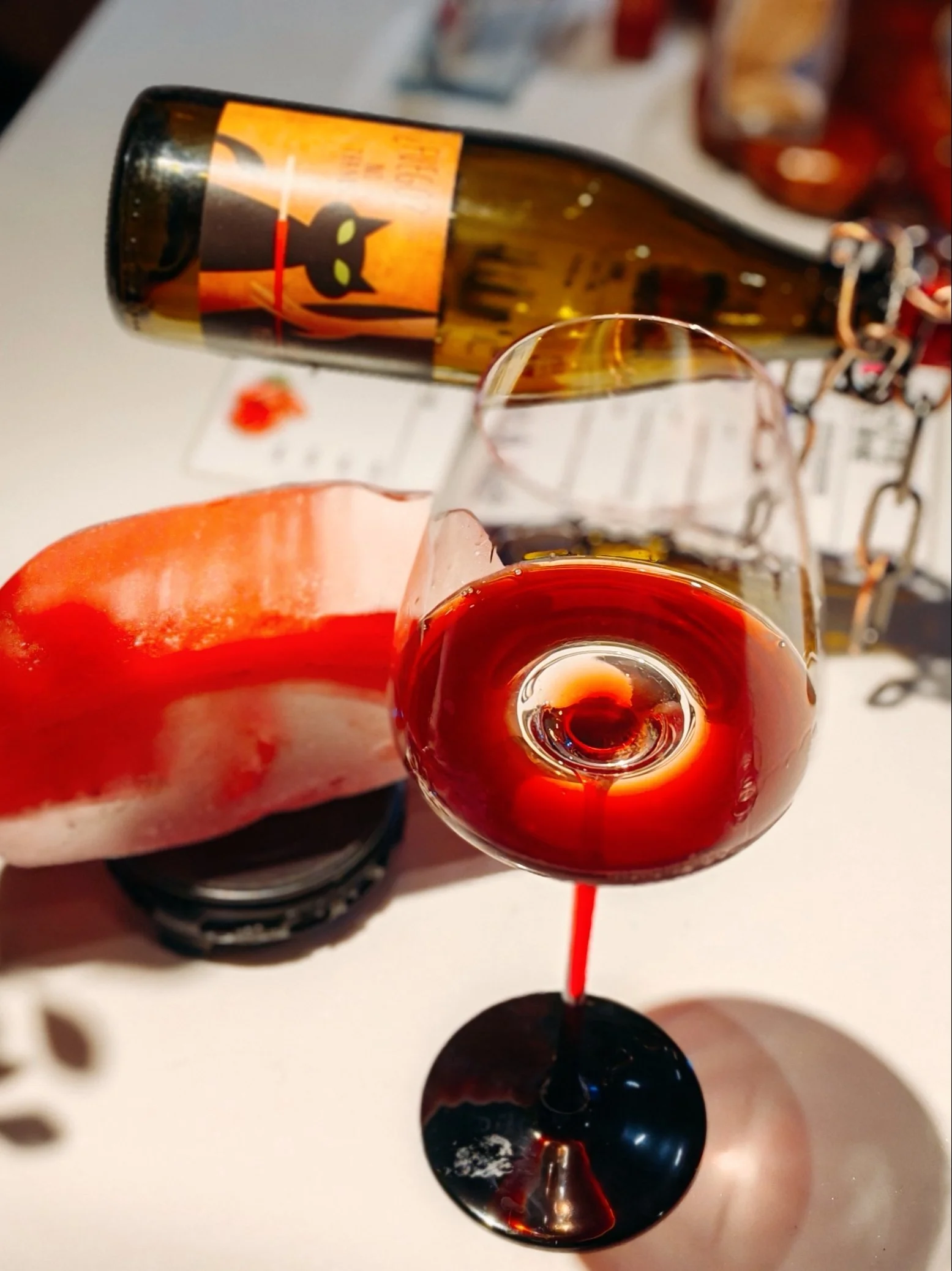 红酒发酵过程：玻璃罐中深紫红色的葡萄汁正在冒泡发酵_1