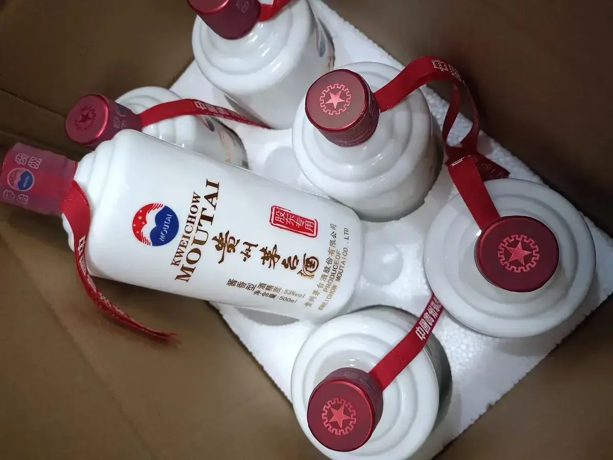 专业品鉴极珍藏酒场景，展示杯中微黄透明的酒液和品鉴者专注的姿态_1