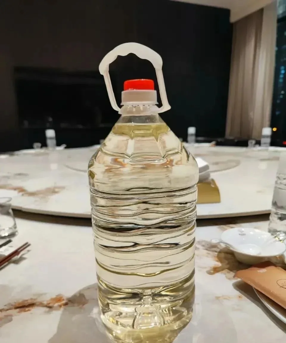 特写镜头下的不同种类酒曲：大曲砖块与小曲颗粒，展示传统酿酒的微生物核心_1