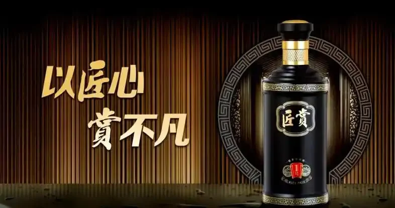 一位酿酒师正在车间里品鉴刚蒸出的酱香酒醅_1